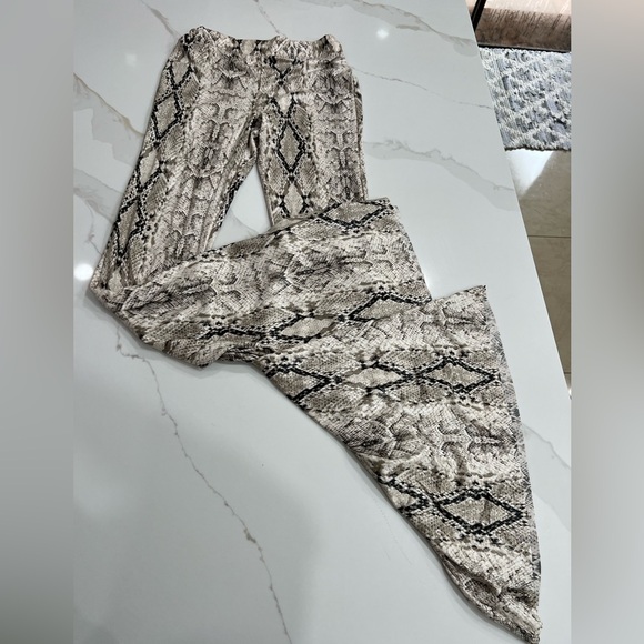 Snake print stretchy bell bottoms size small - Picture 2 of 6